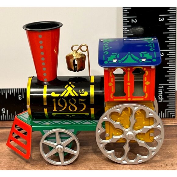NIP 1985 HALLMARK KEEPSAKE ORNAMENT QX497-2 TIN LOCOMOTIVE TRAIN WHEELS BELL - Picture 5 of 8
